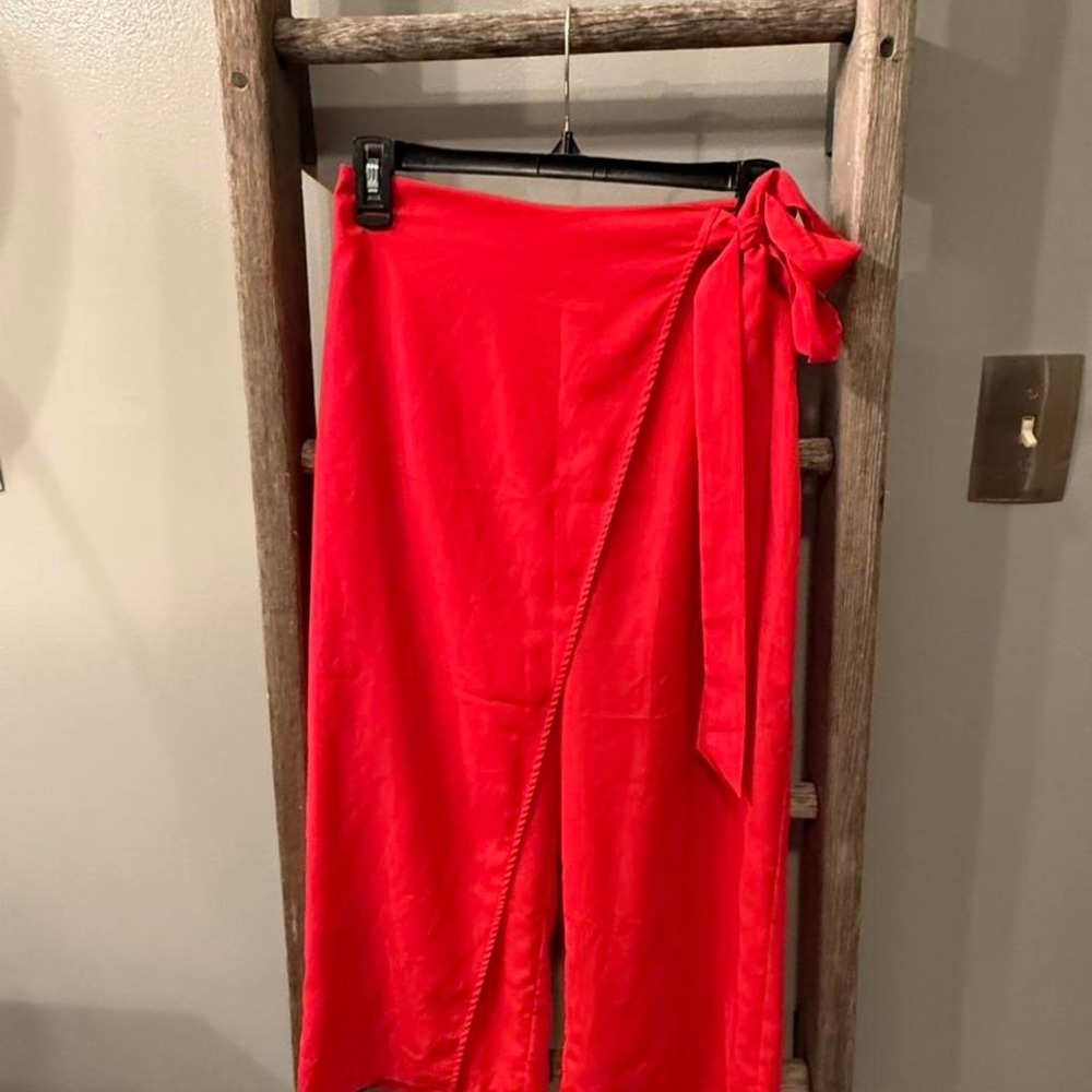 Bebe overlay tie front culotte pants Red wrap with tie detail size 4 NWT